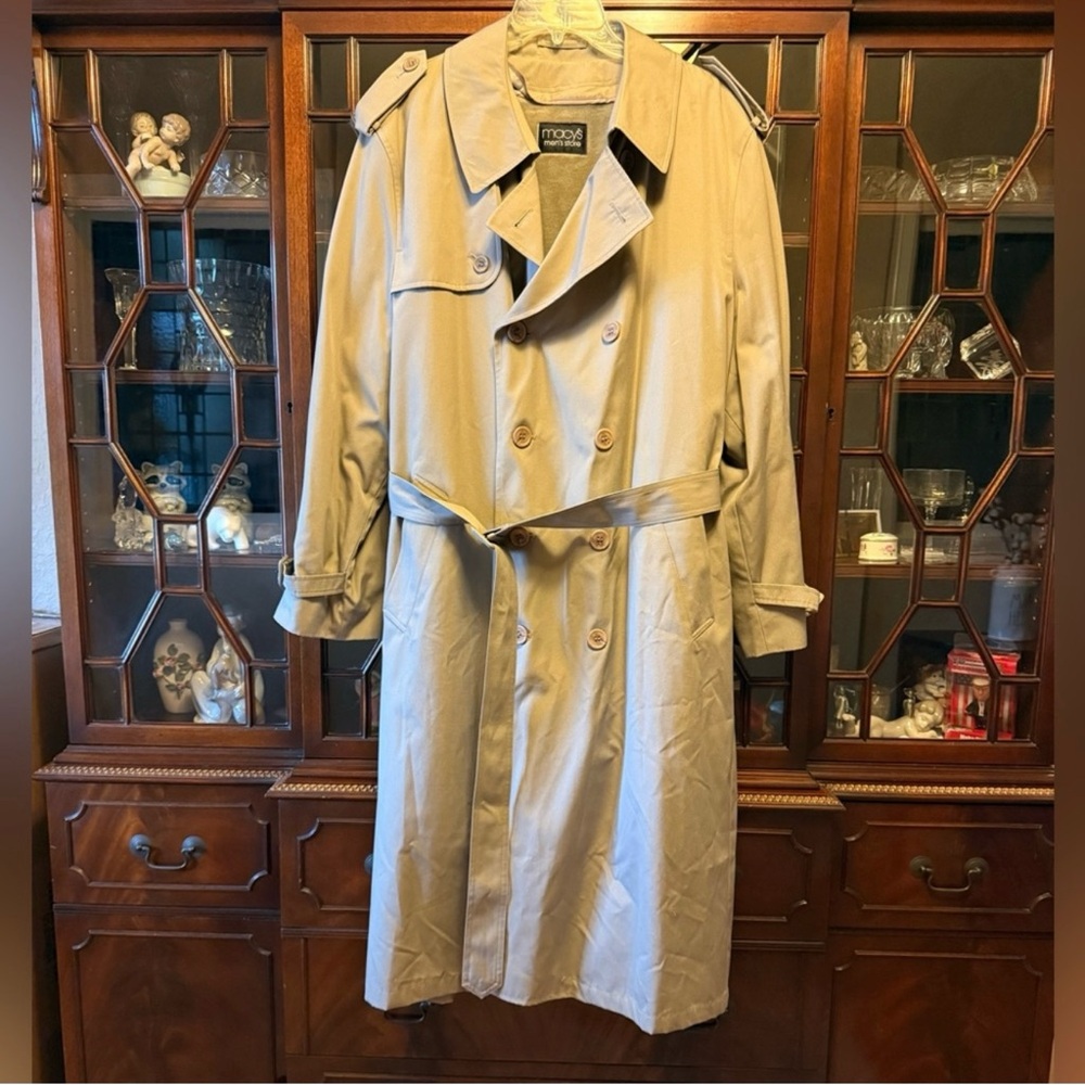 Vintage Macy’s Tan Trench Coat with Belt and Lapel size 40